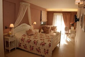 Chambre Triple Supérieure, balcon, vue partielle sur la mer | Mini-bar avec articles gratuits, coffres-forts dans les chambres, bureau