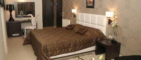 Habitación triple superior, balcón, vista parcial al mar | Artículos del minibar gratis y caja de seguridad en la habitación