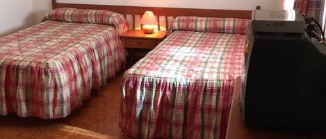 雙人或雙床房 | 1 間臥室、書桌、筆電工作空間、免費搖籃/嬰兒床