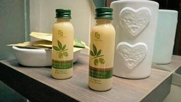 Shower, rainfall showerhead, free toiletries, hair dryer