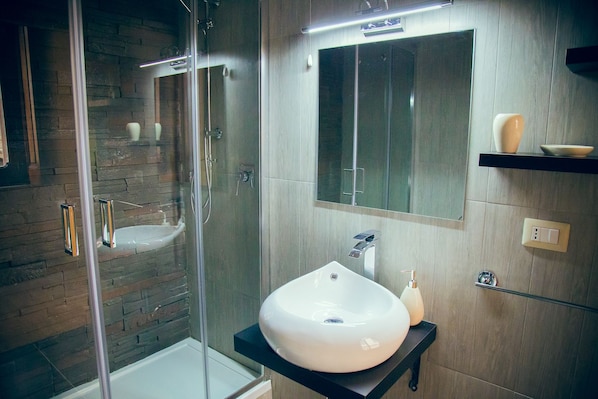 Comfort Double Room | Bathroom | Shower, rainfall showerhead, free toiletries, hair dryer - I Racconti di Partenope B&B (Naples)