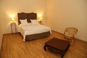 Comfort tweepersoonskamer | Een bureau, geluiddichte muren, babybedden, extra bedden