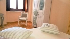 Escrivaninha, quartos à prova de som, berços (sobretaxa)