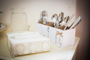 Een koelkast, een magnetron, een koffiezetapparaat/waterkoker