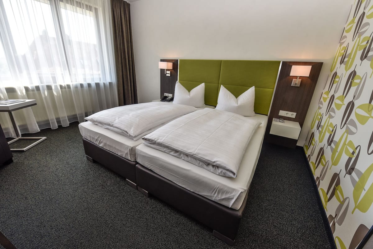 Comfort tweepersoonskamer | Donzen dekbedden, een minibar, een kluis op de kamer, een bureau