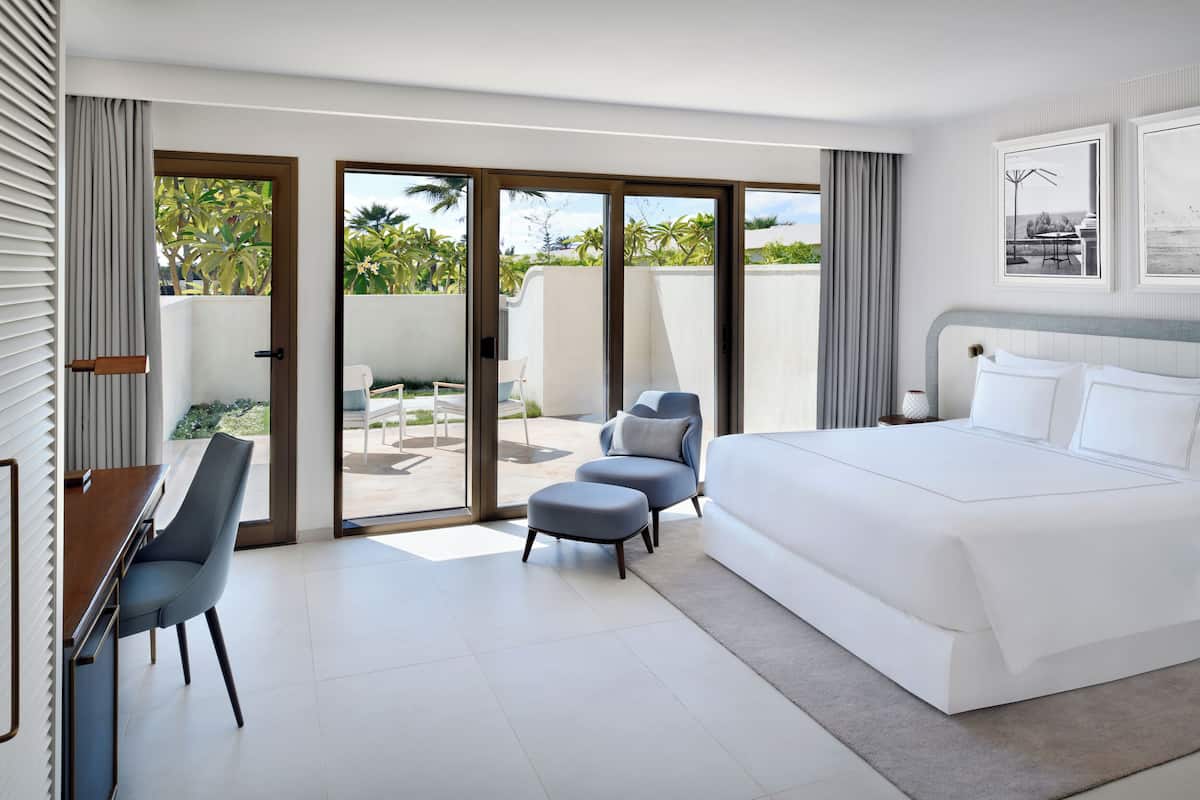 Seprai premium, minibar gratis, brankas, dan meja kerja