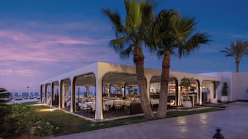 4 restaurantes, se sirven desayunos, comidas y cocina internacional