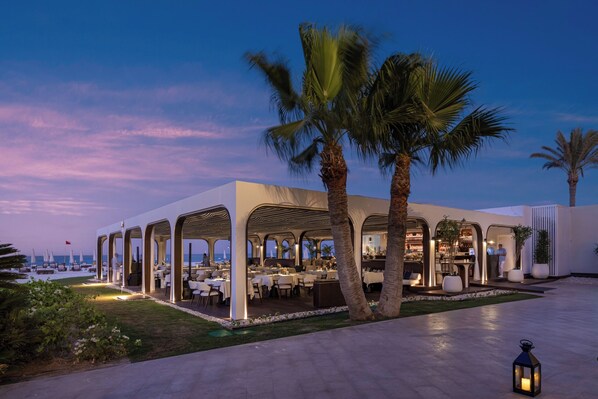 4 か所のレストラン、朝食、ランチ、ディナーに営業 (多国籍料理)