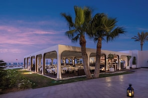 4 restaurants, breakfast, lunch, dinner served; international cuisine