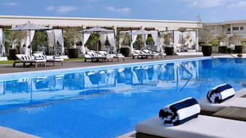 Udendørs pool, åben fra kl. 08.00 til kl. 18.00, parasoller