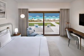 Kamar | Seprai premium, minibar gratis, brankas, dan meja kerja