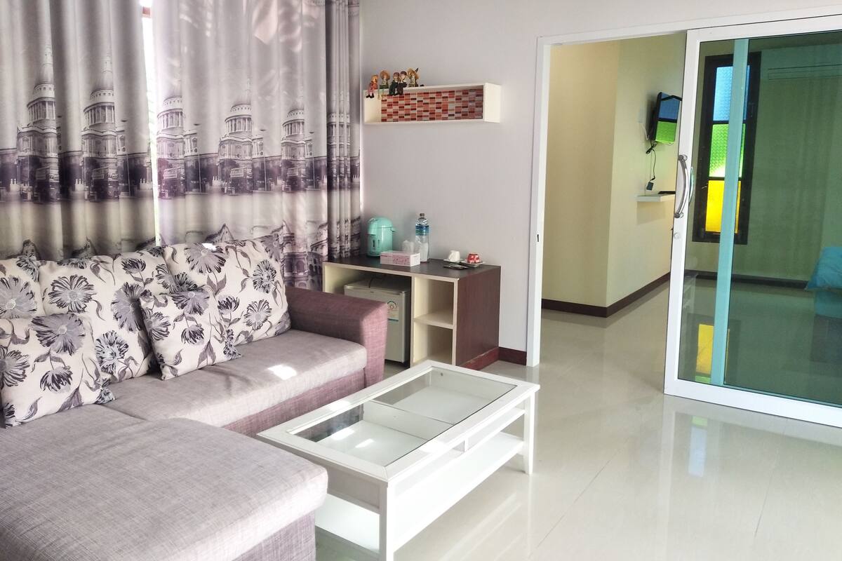 Seaview Suite | Living room | 32-inch flat-screen TV with cable channels, TV