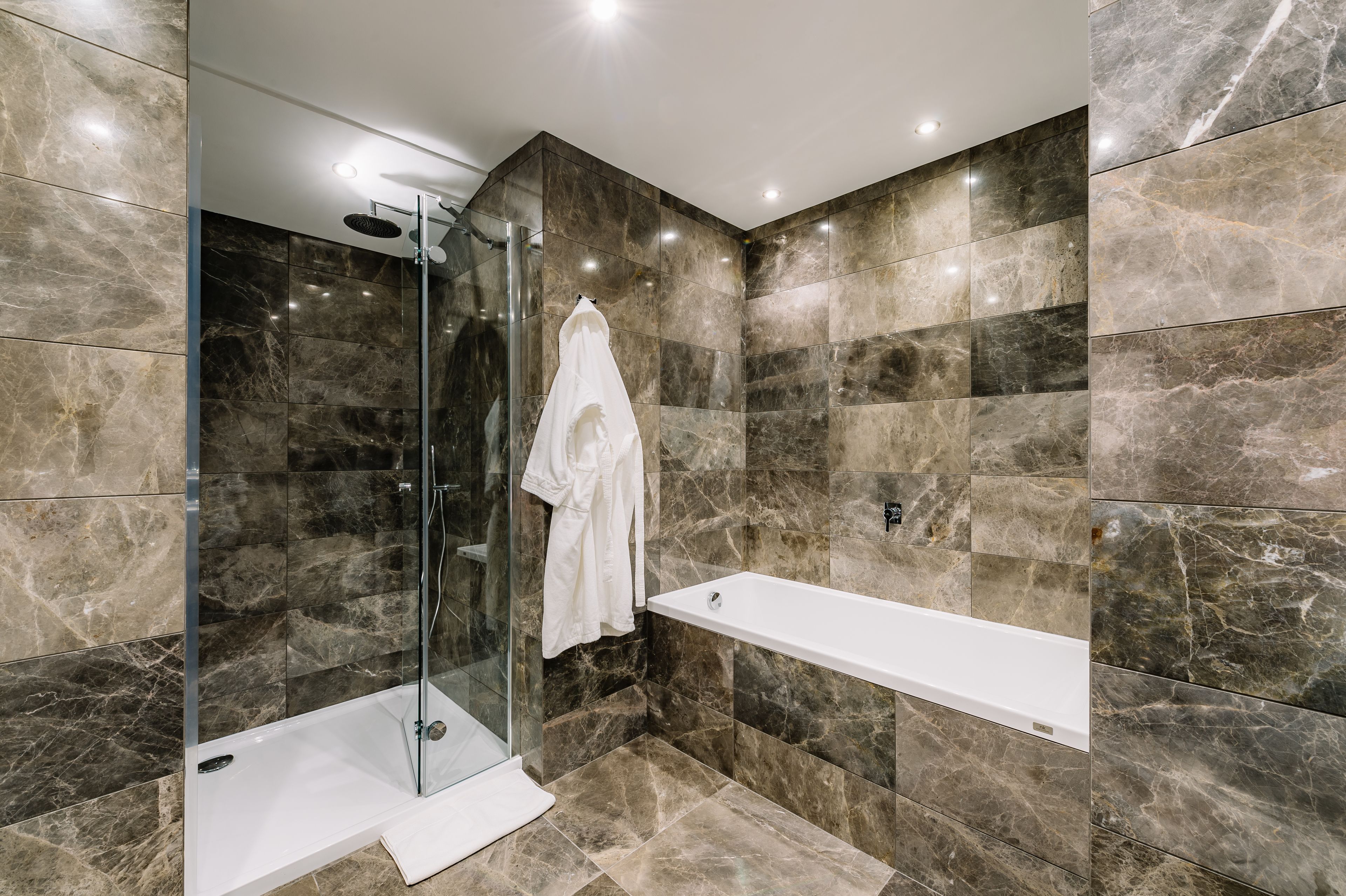 King Room | Bathroom | Combined shower/bathtub, free toiletries, hair dryer, bathrobes