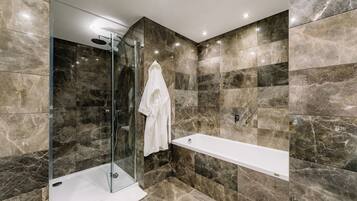 King Room | Bathroom | Combined shower/bathtub, free toiletries, hair dryer, bathrobes