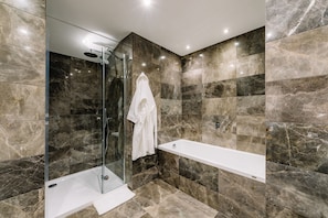 Chambre Deluxe (King) | Salle de bain | Ensemble baignoire-douche, articles de toilette (gratuits)