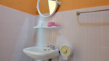 Habitación estándar | Lavabo en el baño