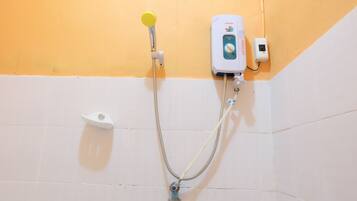 Chambre Standard | Douche de la salle de bain
