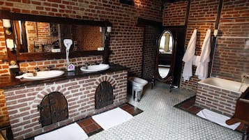 Double Room | Bathroom | Deep-soaking bathtub, rainfall showerhead, free toiletries, hair dryer