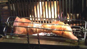 Ett helt grillat, spettgrillat gris.