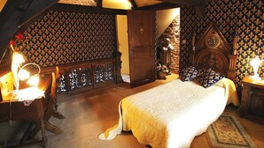A traditional room with a bed, wooden furniture, and a decorative wooden chest. - Auberge Du Bon Fermier (Valenciennes)