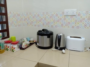4-Bedroom House | Private kitchenette | Full-size fridge, stovetop, dishwasher, coffee/tea maker