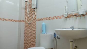 Casa, 4 quartos | Banheiro | Chuveiro, produtos de toalete grátis, secador de cabelo