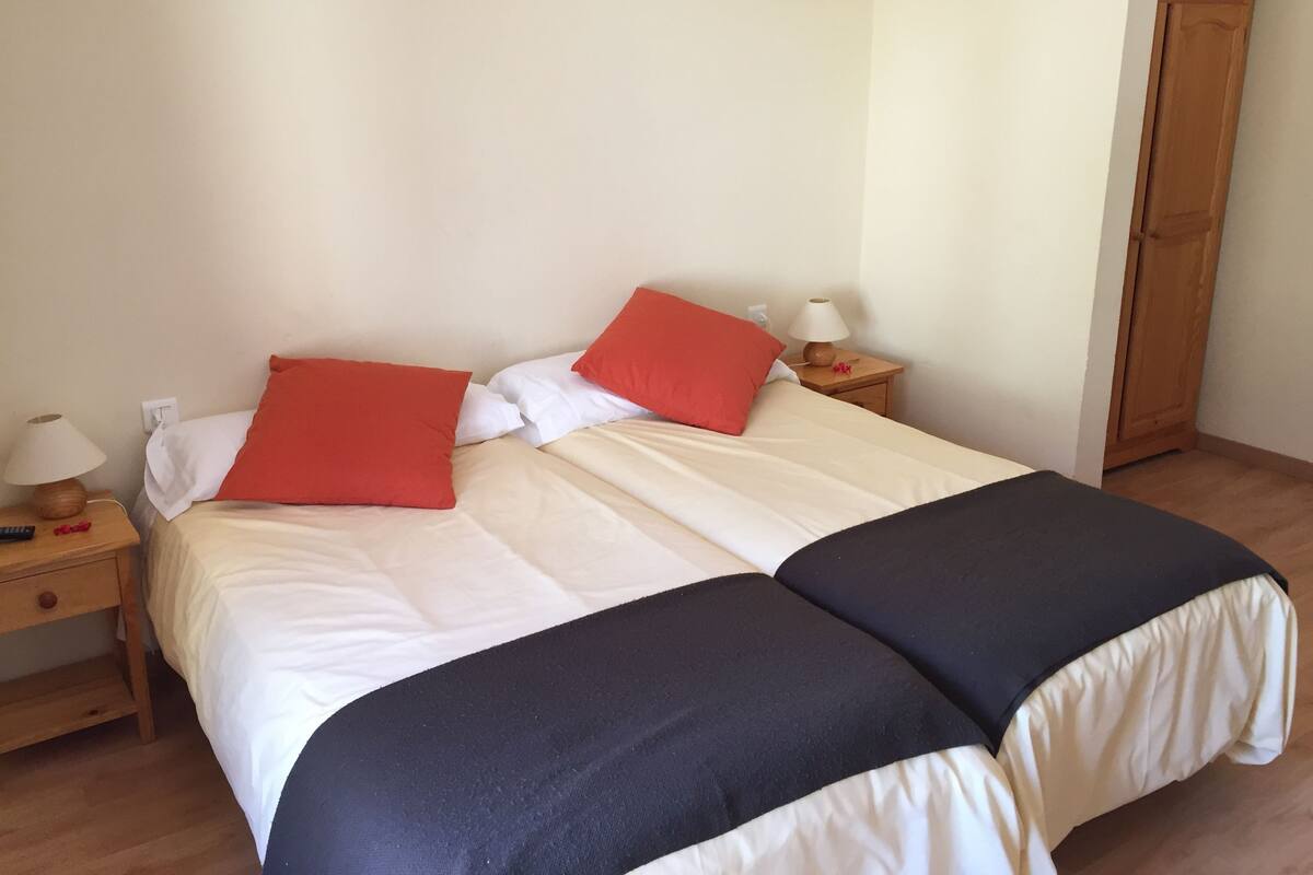 Cortinas blackout, cunas gratuitas y camas plegables/adicionales 