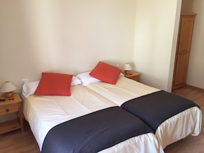 Cortinas blackout, cunas gratuitas y camas plegables/adicionales