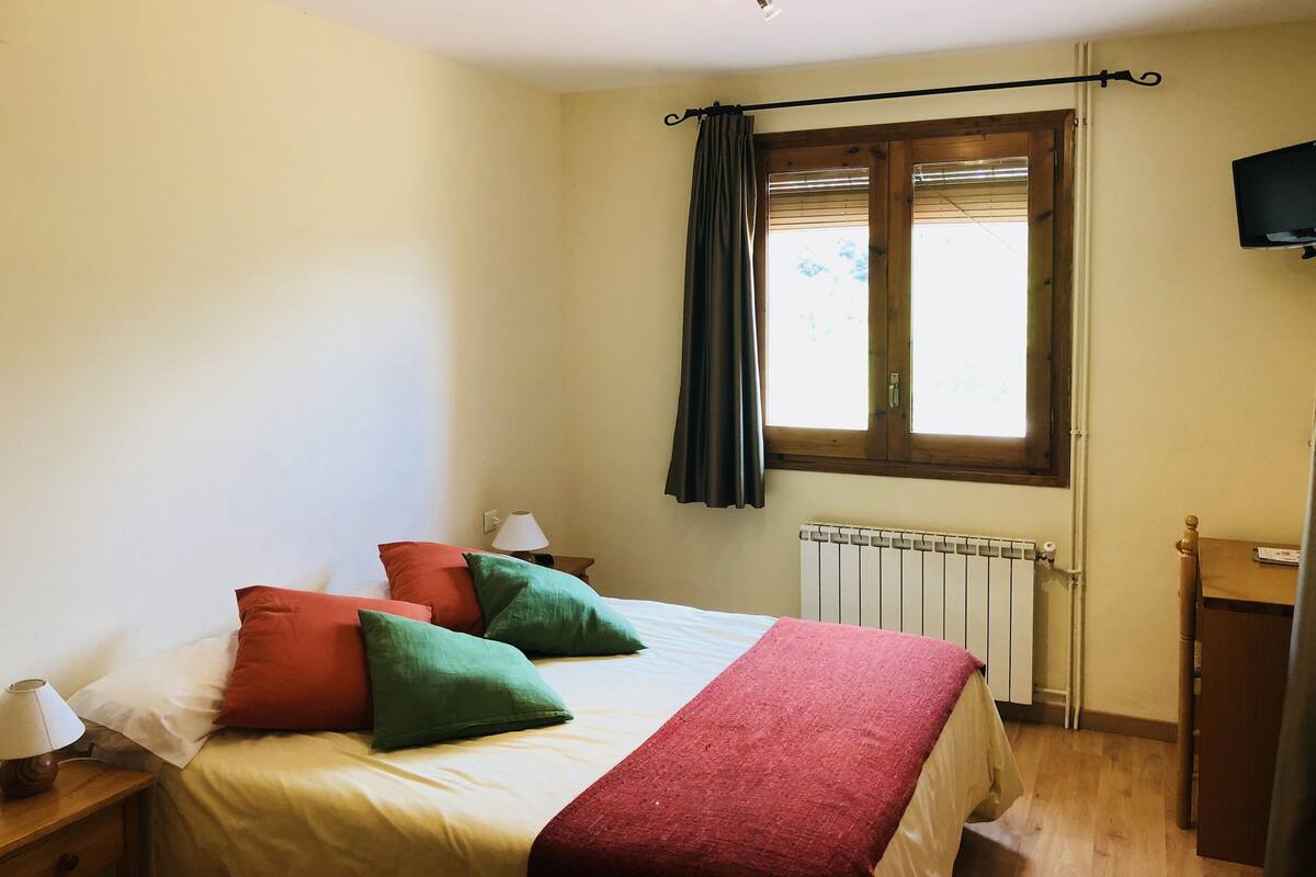 Cortinas blackout, cunas gratuitas y camas plegables/adicionales 