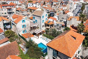 Utomhuspool, öppet 08.00 till 22.00, gratis cabanor och solstolar