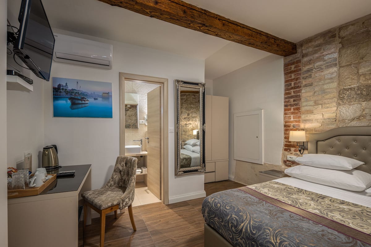 Economy Double Room | Luxe beddengoed, donzen dekbedden, bedden met traagschuimmatras