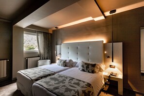 Minibar, caja de seguridad en la habitación y escritorio 