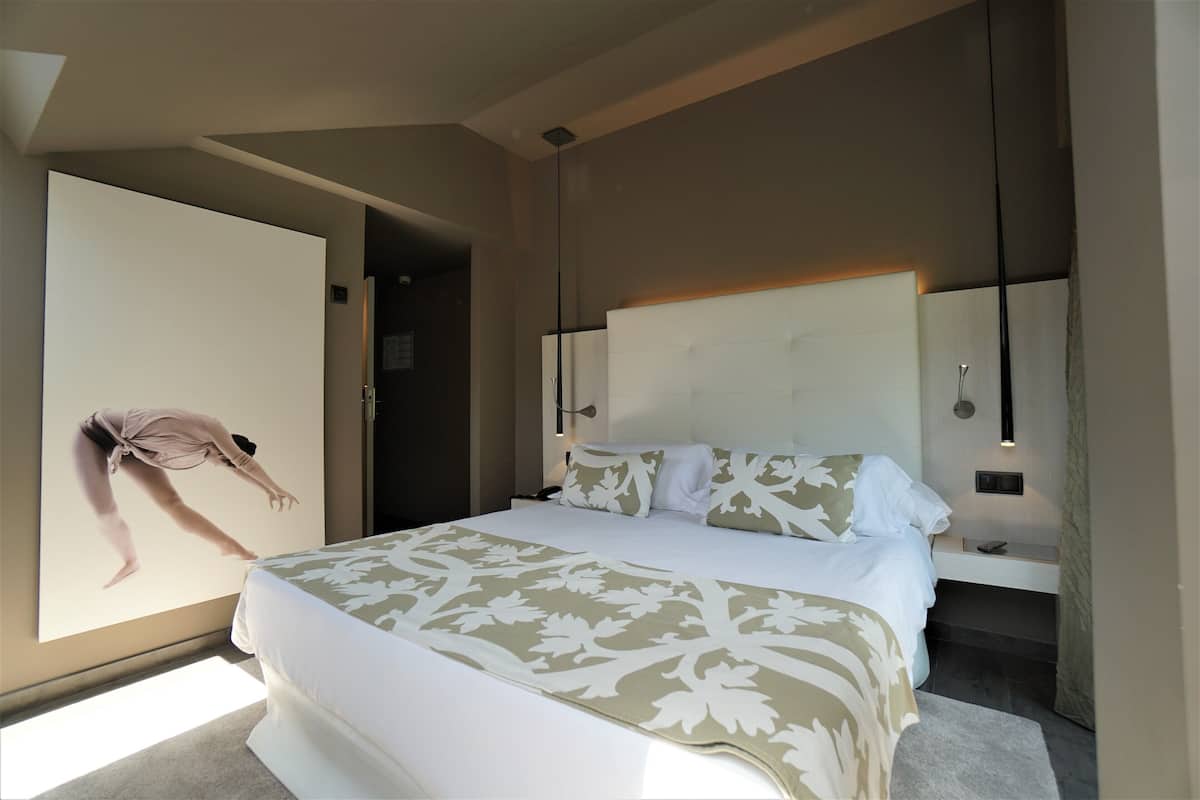 1 slaapkamer, een minibar, een kluis op de kamer, een bureau