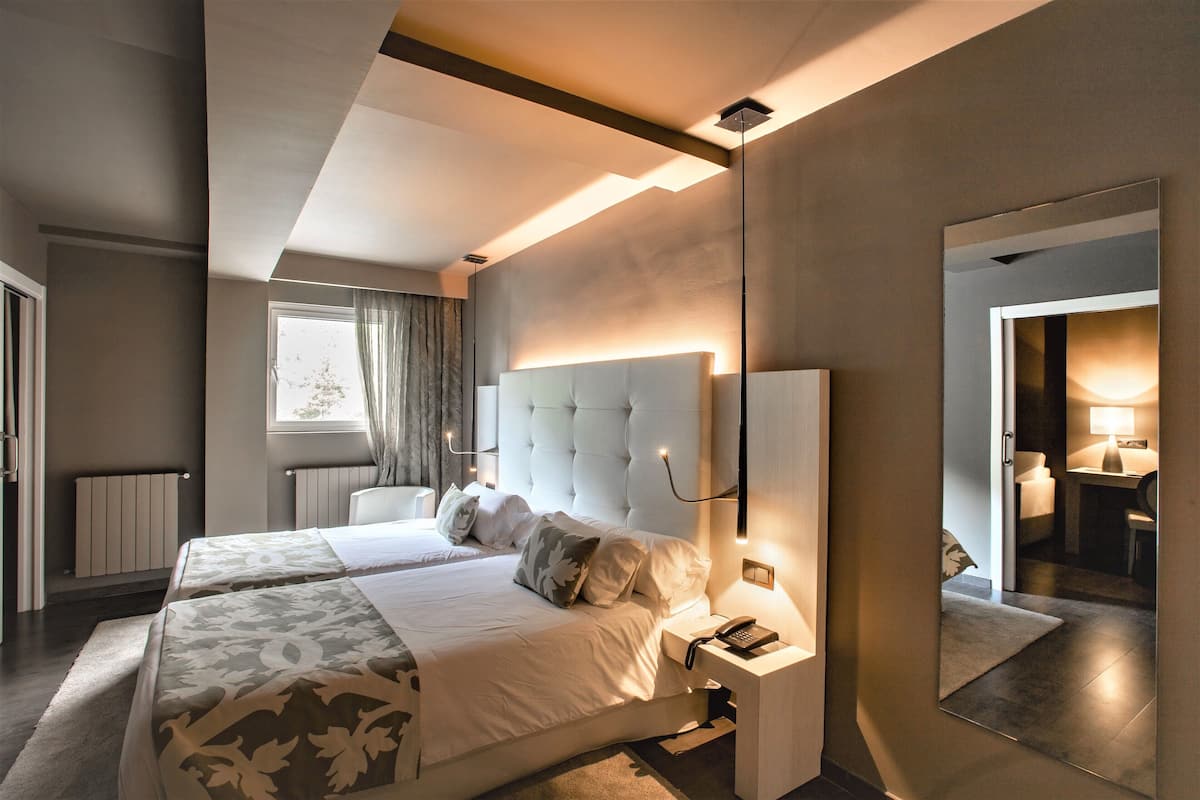 Superior kamer | 1 slaapkamer, een minibar, een kluis op de kamer, een bureau