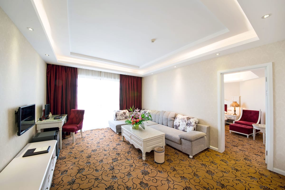 Executive Suite | Desk, blackout curtains, free WiFi