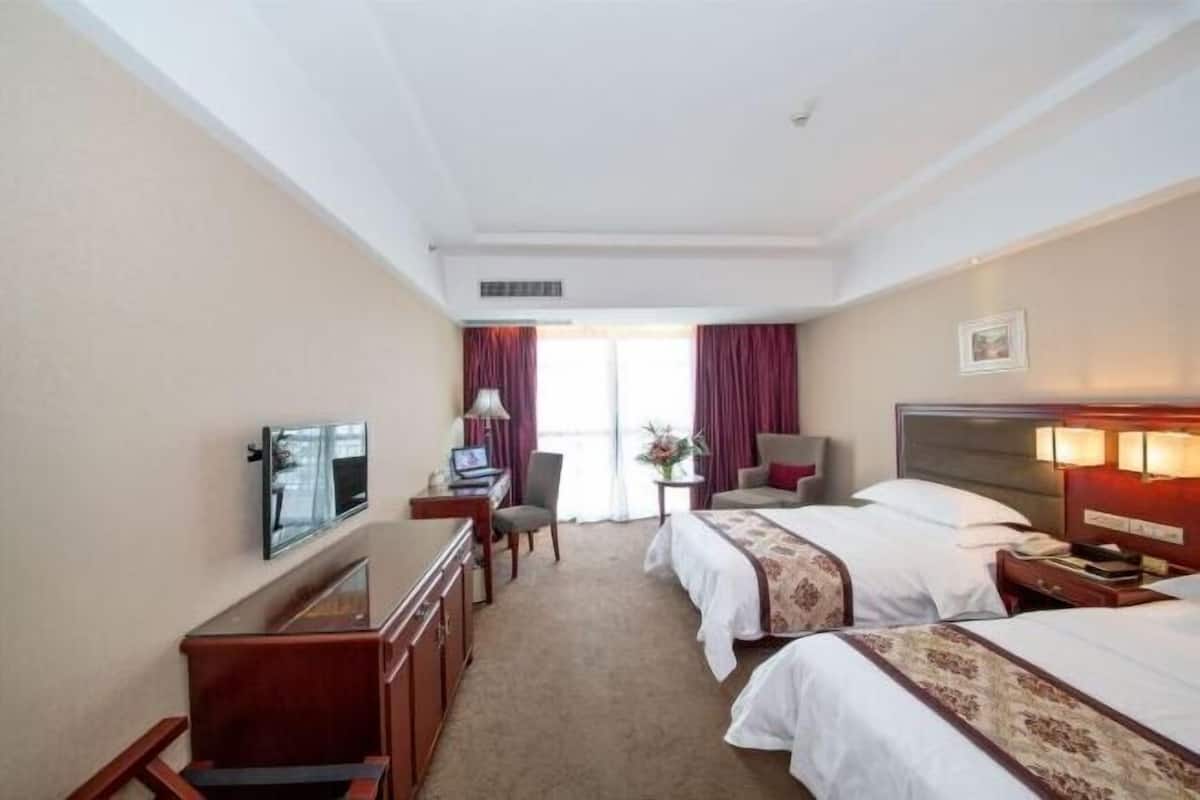 Desk, blackout curtains, free WiFi