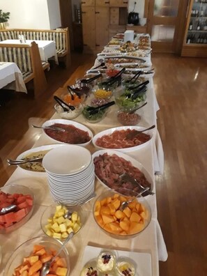 Ein reichhaltiges Buffet mit verschiedenen Speisen und Besteck.
