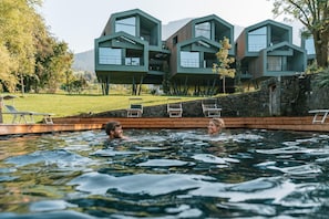 Una piscina al aire libre, tumbonas