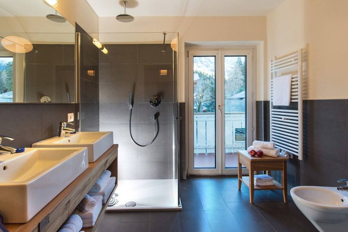 double room | bathroom | free toiletries, hair dryer, bathrobes, slippers