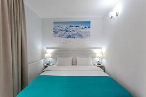 Premium bedding, down comforters, in-room safe, desk - Hotel TATO (Tbilisi)