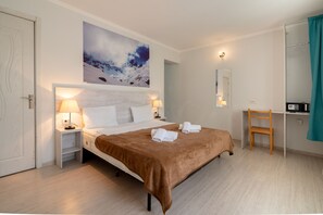 Premium bedding, down duvets, in-room safe, desk - Hotel TATO (Tbilisi)