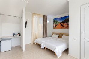 Premium bedding, down duvets, in-room safe, desk - Hotel TATO (Tbilisi)