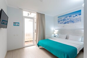Premium bedding, down comforters, in-room safe, desk - Hotel TATO (Tbilisi)