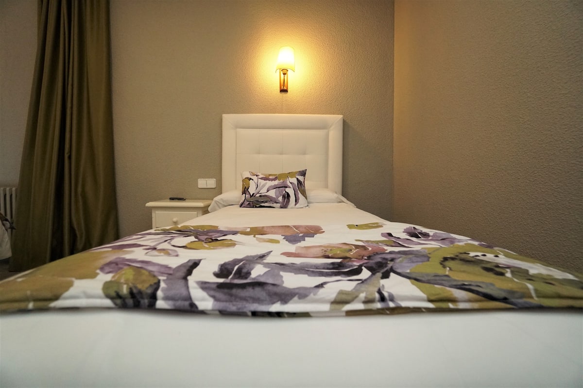 Habitación individual | Ropa de cama de alta calidad y caja de seguridad en la habitación