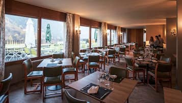 Petit déjeuner buffet (15 EUR par personne)