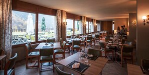 Desayuno buffet diario (EUR 15 por persona)