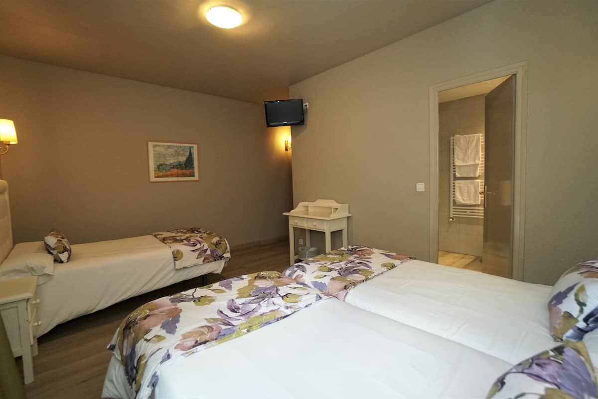 Habitación triple | Ropa de cama de alta calidad y caja de seguridad en la habitación