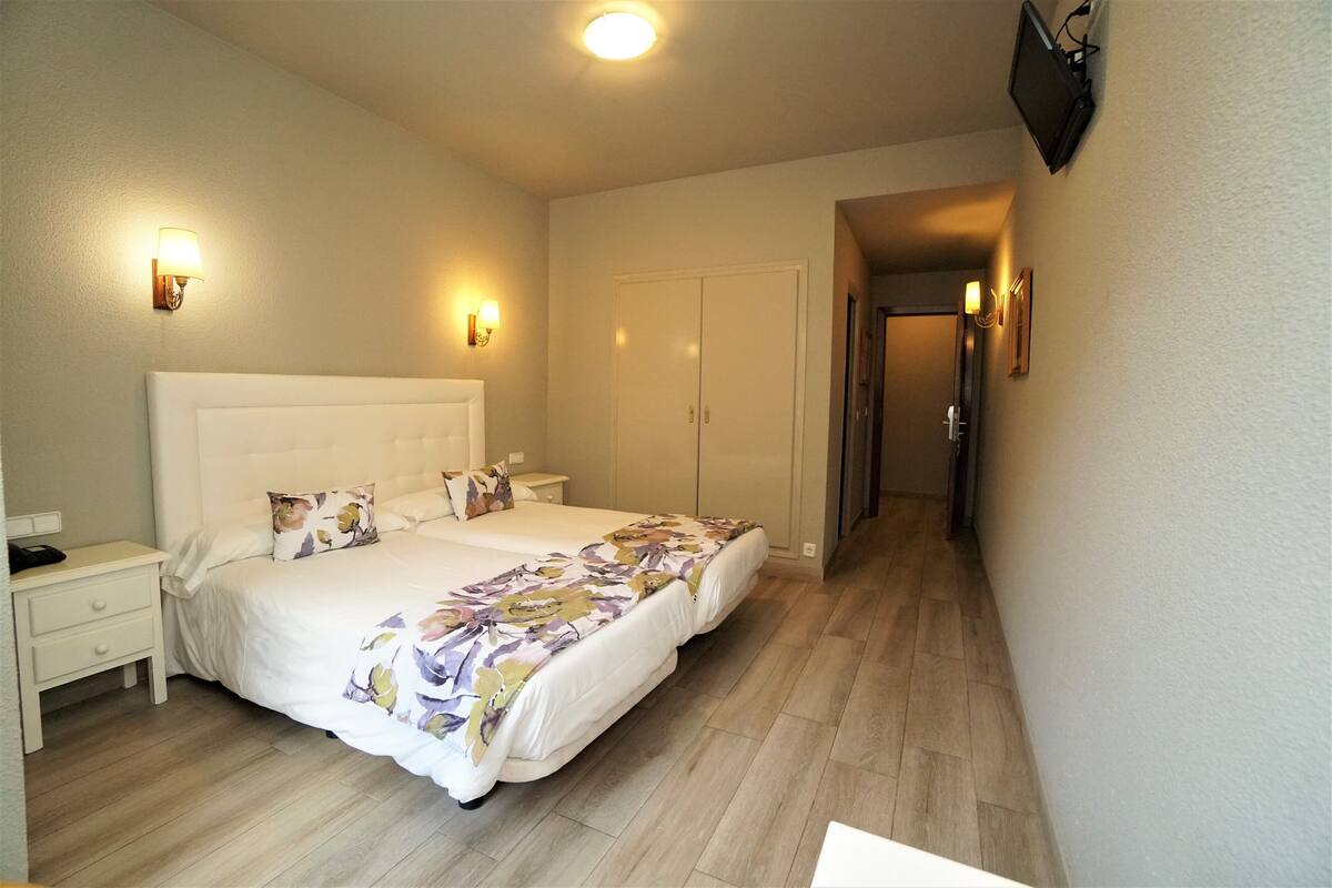 Habitación doble | Ropa de cama de alta calidad y caja de seguridad en la habitación