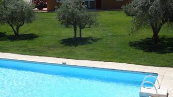 Kolam renang outdoor, dengan payung kolam renang dan kursi berjemur