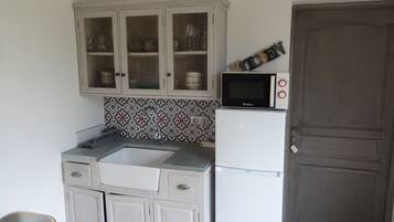 Kamar Double Deluks | Dapur kecil pribadi | Lemari es di ruangan bersama dan microwave di ruangan umum